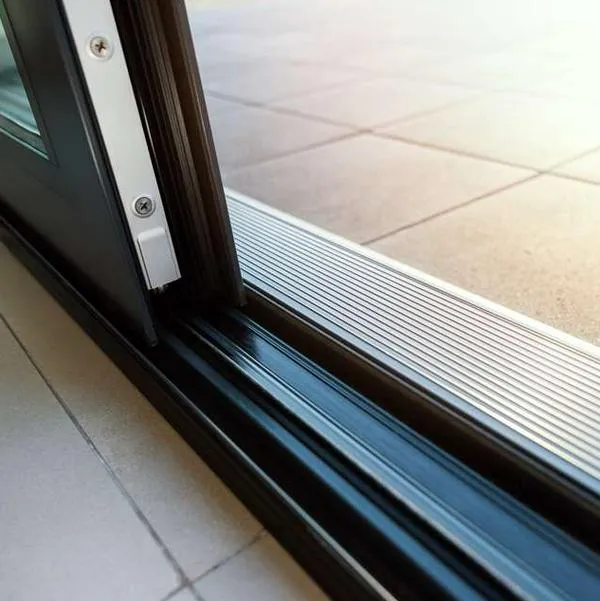 Foto de puertas corredizas, en nota de cómo quitar el oxido de los rieles de aluminio que se da en ventanas y puertas