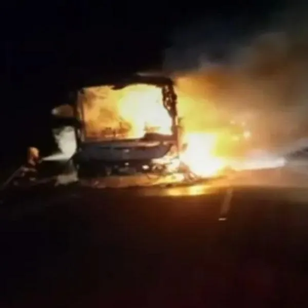Bus que cubría la ruta Santa Marta – La Guajira terminó quemado en plena carretera