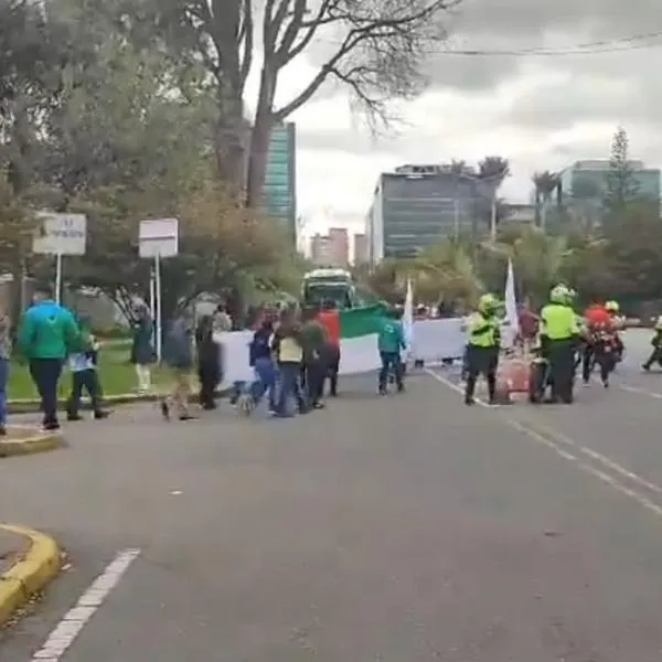 Protestas en calle 26 paralizan Transmilenio y obligan a cierre de 6 estaciones