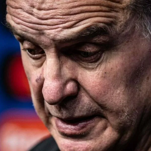 Marcelo Bielsa analiza cambios en la zona defensiva para enfrentar a Colombia por las bajas de Nahitan Nández y Ronald Araújo.