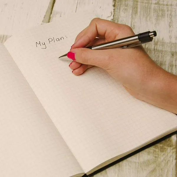 Foto de escritura, en nota de qué significa la gente que escribe con letra grande  
