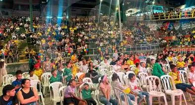 Personas viendo partido en pantalla gigante