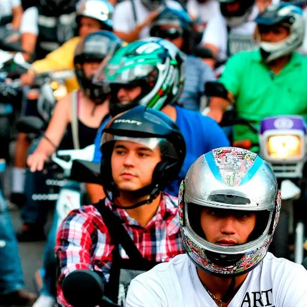 ¡Pilas motociclistas! Esta es la multa por no llevar bien puesto o abrochado el casco 