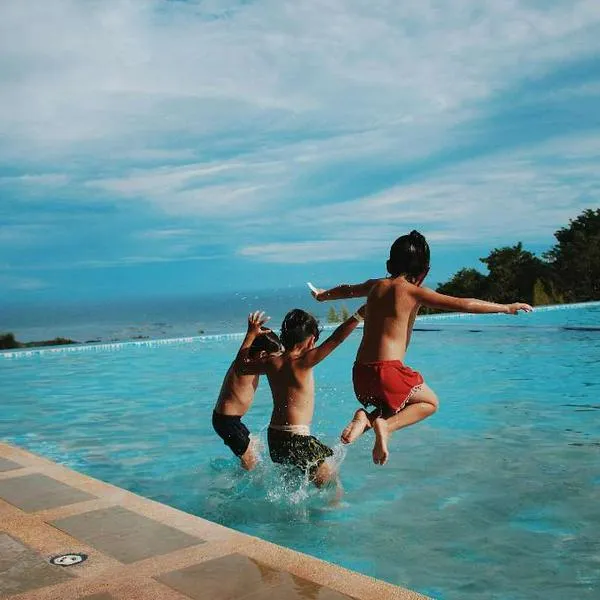 Qué pasa si se mete a la piscina luego de comer y verdad sobre si causa problemas