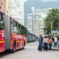 Cuál es la multa por caminar detrás de un carro encendido: descuido acarrea un problema