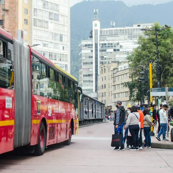 Foto de peatones, en nota de cuál es la multa por caminar detrás de un carro encendido en Colombia 