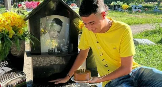 Martín Elías Jr, molestó por personas que han dañado las tumba de su papá.