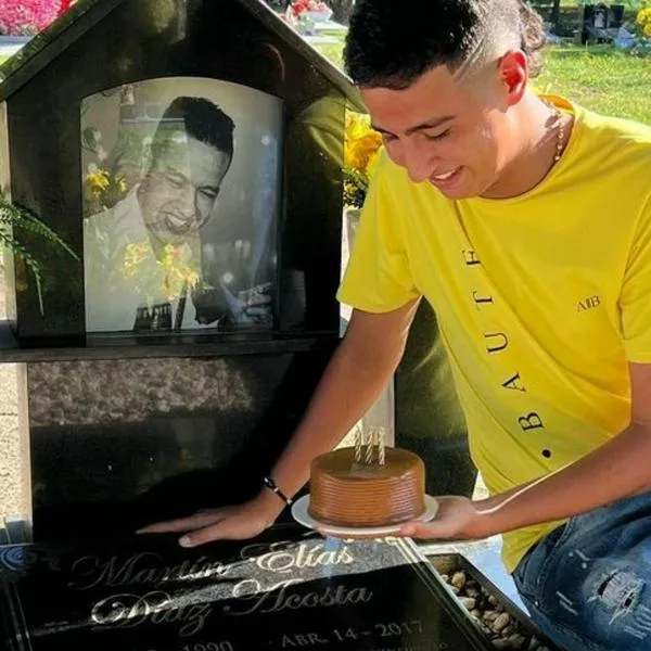 Martín Elías Jr, molestó por personas que han dañado las tumba de su papá.