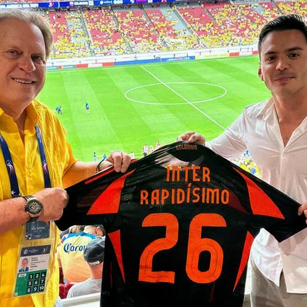 De izquierda a derecha, Presidente de la Federación Colombiana de Fútbol, Ramón Jesurun - Isaac Chaparro Vicepresidente estratégico de Inter Rapidísimo