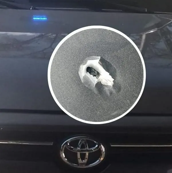 Imágenes de carros de vicepresidenta, en nota sobre fotos de cómo quedaron camionetas de la avanzada de Francia Márquez, abaleadas.