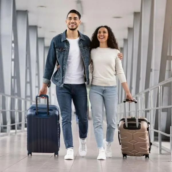 Foto de viajeros, en nota de cuál es el país más visitado por turismo mundial, por encima de Estados Unidos