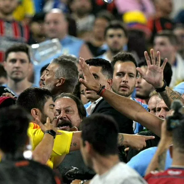 Jugadores uruguayos, golpean a hinchas colombianos por eliminación de Copa América