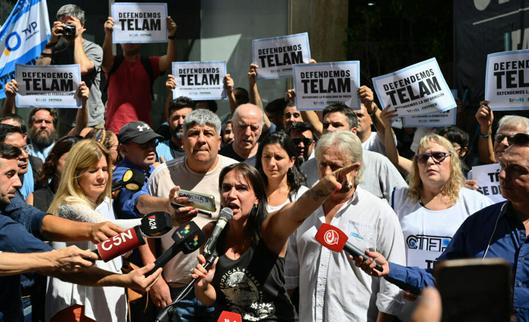 Tras 128 días de movilización, la agencia de noticias Télam reabre con personal reducido