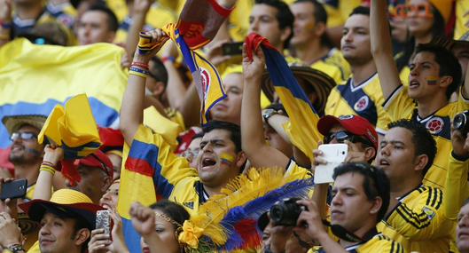 Hinchas de Colombia celebrando un partido de su selección, a propósito del paso a la final de la Copa América. 3 departamentos decretarán día cívico si la amarilla gana el título