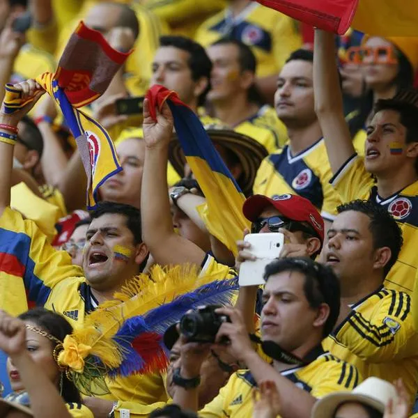 Hinchas de Colombia celebrando un partido de su selección, a propósito del paso a la final de la Copa América. 3 departamentos decretarán día cívico si la amarilla gana el título
