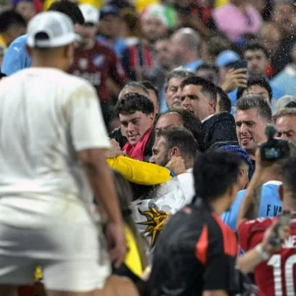 Darwin Núñez se fue a golpes con hinchas de Colombia por proteger a sus hijos