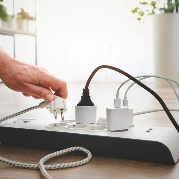 ¿Qué aparatos eléctricos no se deben enchufar a un tomacorriente múltiple?