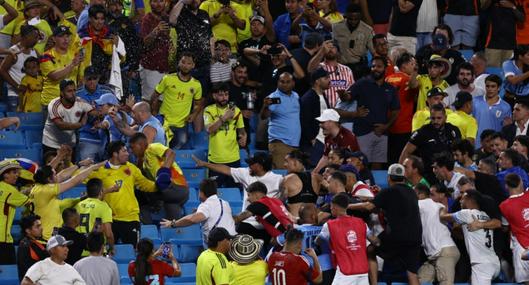 A uruguayo le pegaron sus mismos compañeros en pelea entre jugadores e hinchas de Colombia en semifinal de la Copa América. Hay video de lo que pasó. 