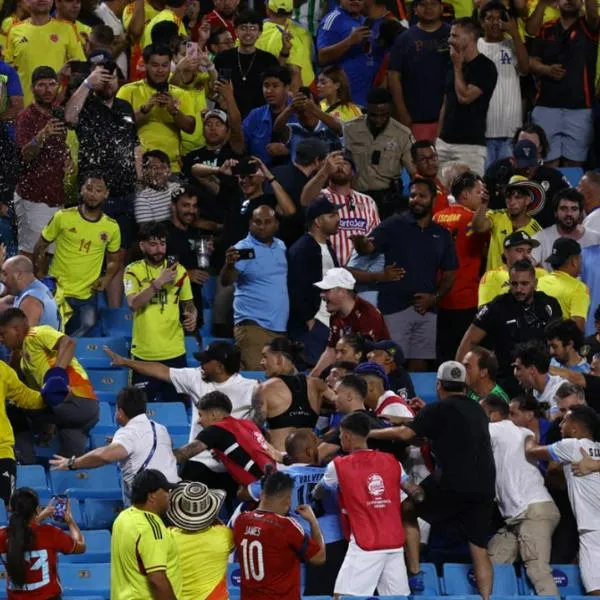 A uruguayo le pegaron sus mismos compañeros en pelea entre jugadores e hinchas de Colombia en semifinal de la Copa América. Hay video de lo que pasó. 