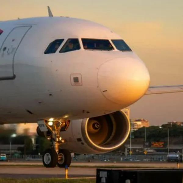 Latam Airlines sorprendió con nuevo menú para sus vuelos: ofrecerá longaniza, mote de queso y más platos colombianos arrancando desde Bogotá.