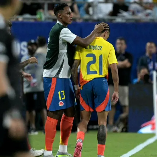 Daniel Muñoz recibió buen apoyo de sus compañeros. 