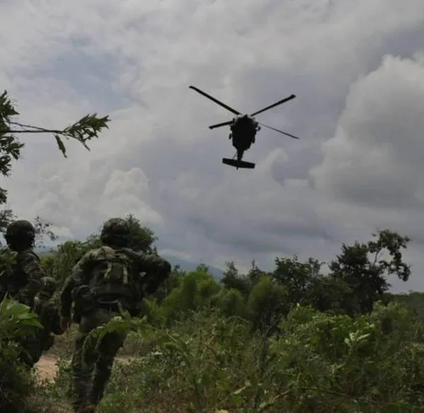 Helicóptero del Ejército fue impactado por disidencias en medio de intensos combates en el suroccidente del país