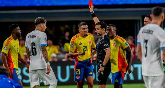 Daniel Muñoz deberá pagar multa tras expulsión en la semifinal de Copa América