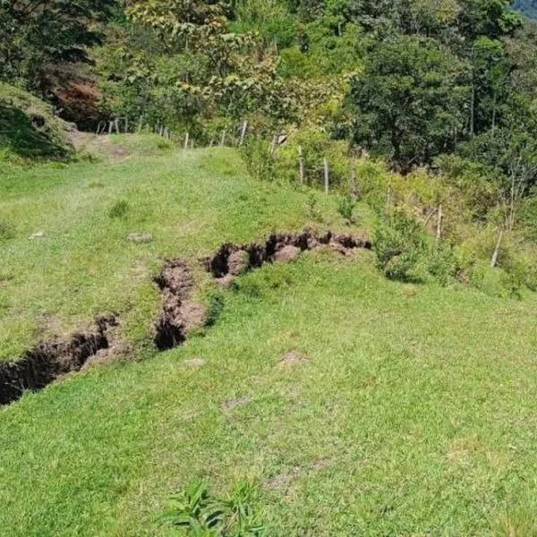 Falla geológica en el Cañón de las Hermosas en Chaparral tiene preocupada a toda una comunidad