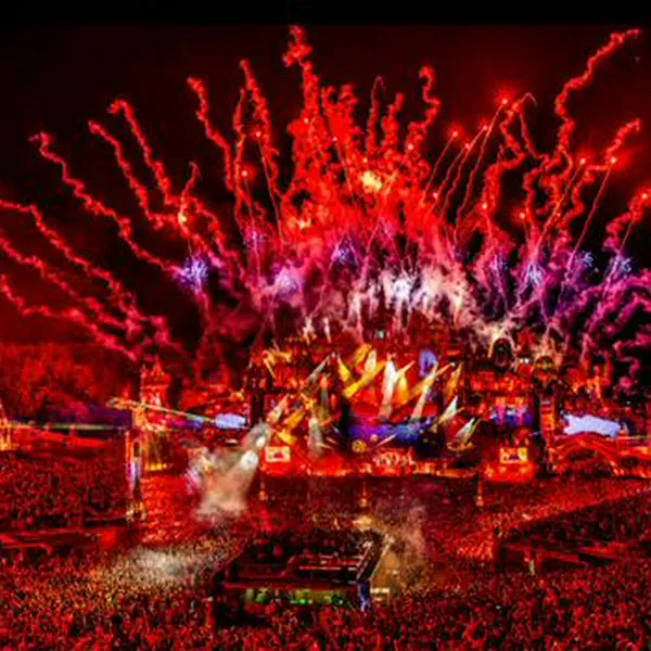 El Festival Tomorrowland enfrenta millonaria multa por no usar vasos reutilizables