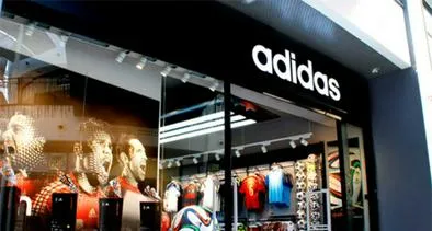 Adidas anuncio descuentos de mas del 50 en ropa y zapatos en todo Colombia