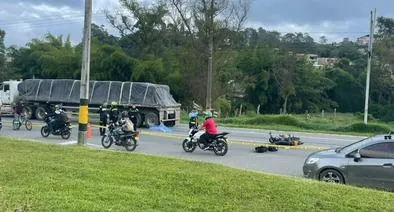 Conductora de moto tuvo horrorosa muerte en Antioquia hoy: estrelló contra un tractocamión y fue arrollada. Le contamos los detalles.