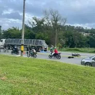 Conductora de moto tuvo horrible muerte: se estrelló contra tractomula y fue arrollada