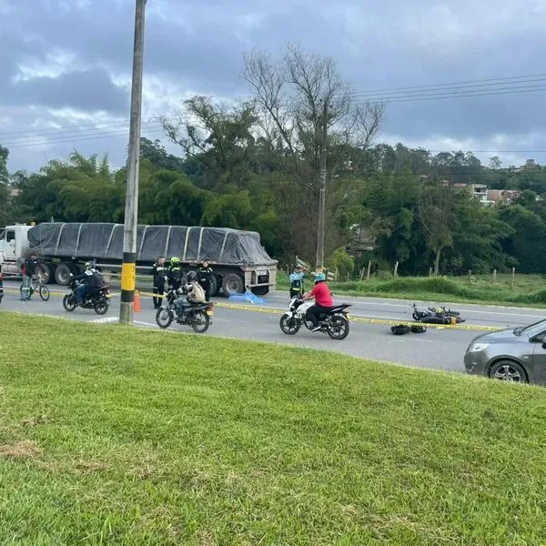 Conductora de moto tuvo horrorosa muerte en Antioquia hoy: estrelló contra un tractocamión y fue arrollada. Le contamos los detalles.
