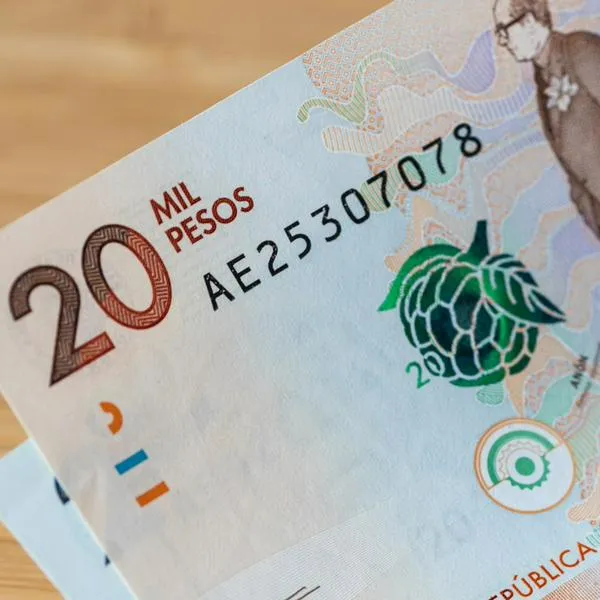 Billetes de $ 20.000 y $ 50.000 en Colombia con sello para saber veracidad