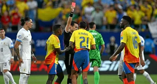 Foto de expulsión de Daniel Muñoz, en nota de quién paga las tarjetas amarillas y rojas en el fútbol.