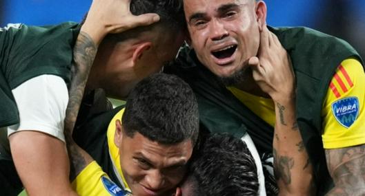 Momento en el que Luis Díaz, Rafael Santos Borré y Juan Fernando Quintero abrazan a James Rodríguez luego de pasar a la final de la Copa América