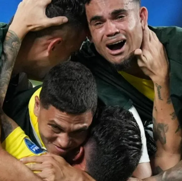 Momento en el que Luis Díaz, Rafael Santos Borré y Juan Fernando Quintero abrazan a James Rodríguez luego de pasar a la final de la Copa América