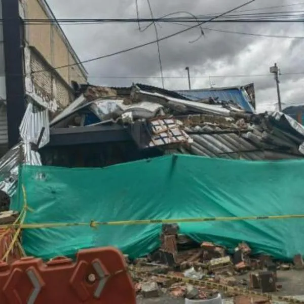 Comerciantes de Bogotá viven doble tragedia por desplome de edficio. Ocurrió hace más de un mes y no han podido vender su mercancía. 