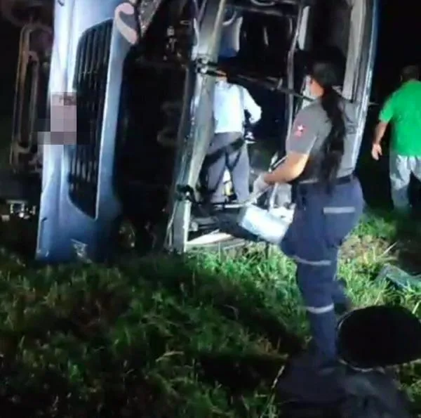 Grave accidente de un bus en la vía Cali-Pereira, cerca del estadio Palmaseca. Hubo 6 heridos