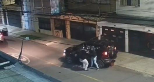 Conductor estrelló su carro en Bogotá para que ladrones no lo robaran; sin embargo, se escaparon por la alarma que se produjo. Lo amenazaron con armas. 