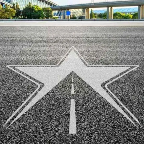 Foto de señal, en nota de qué significan las estrellas pintadas en carreteras de Colombia.