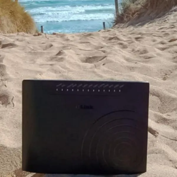 Hijos no quisieron ir de viaje y sus padres se llevaron el 'router' del Internet a viajar para darles lección