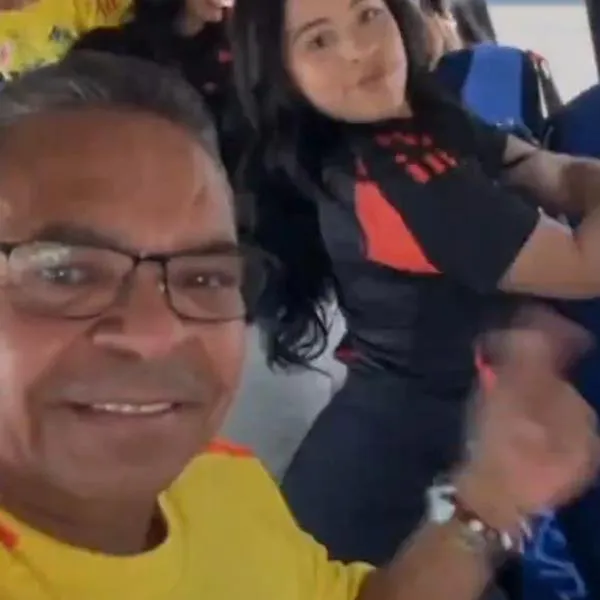 ‘Mane’ Díaz celebró victoria de la Selección Colombia ante Uruguay con joven bailarina y su esposa lo miró feo, según muestra un video. 