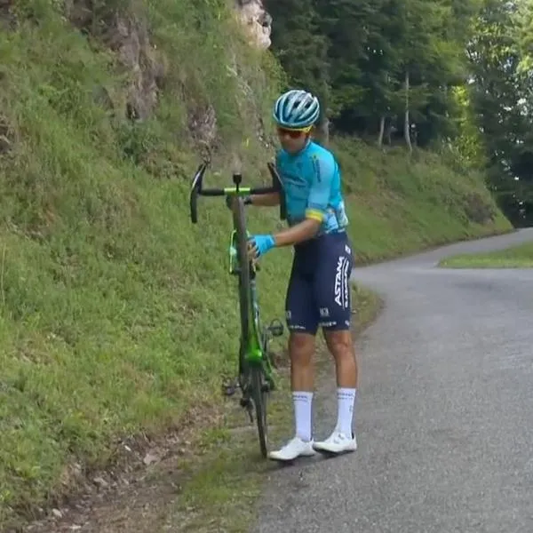 El ciclista colombiana del Astana, tuvo una avería con su neumático cuando iba escapado con el grupo que estaba en cabeza de carrera. 