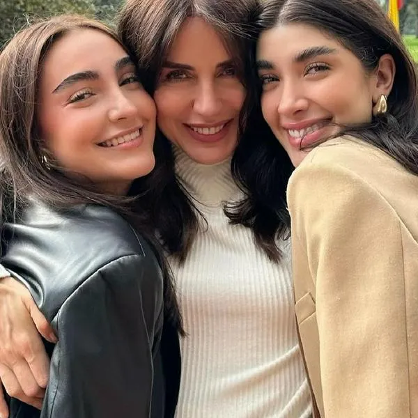 Ana María Trujillo con sus hijas, en nota sobre quién es el papá de las jóvenes