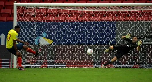 Emiliano Martínez, portero de la Selección Argentina, contra Yerry Mina en la semifinal de la Copa América 2021.