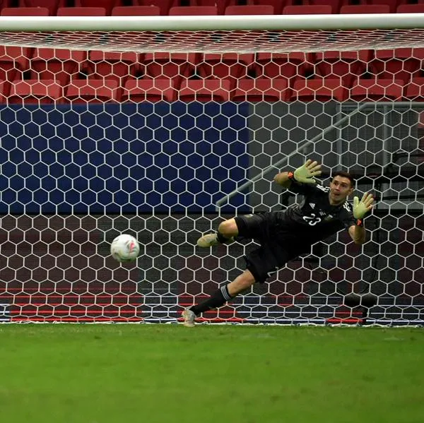 Emiliano Martínez, portero de la Selección Argentina, contra Yerry Mina en la semifinal de la Copa América 2021.