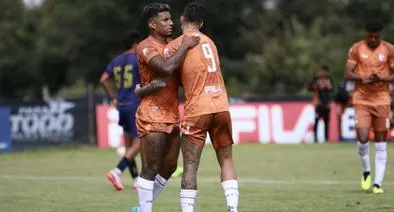 Santa Fe jugó dos amistosos contra Bogotá en Tenjo y ganó uno 3 0 y el el otro 3 1.