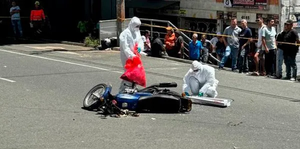 EN VIDEO: Murió motociclista a quien tumbaron y un carro le pasó por encima en el centro de Medellín