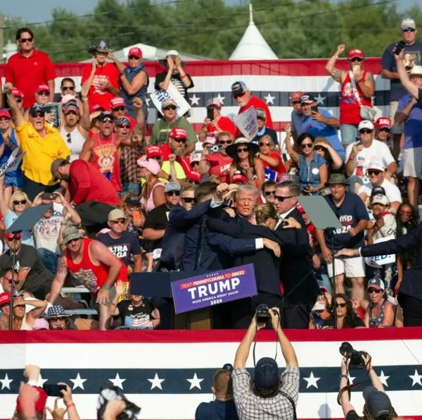 Muestran videos de la balacera de Estados Unidos durante discurso de Donald Trump en la que salió herido. Se desconoce su estado de salud. 